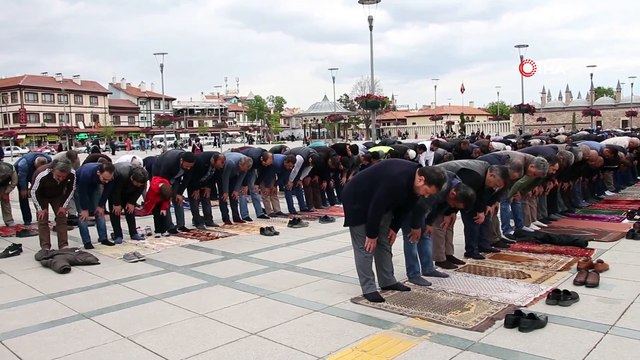Konya'da Ramazan'ın ilk cuma namazında camiler doldu taştı