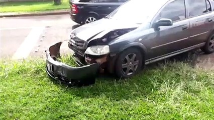 Carros avançam sobre calçada após acidente no Bairro Coqueiral