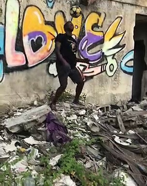 Ce jeune homme est très talentueux avec le ballon. Admirez ce qu'il fait !