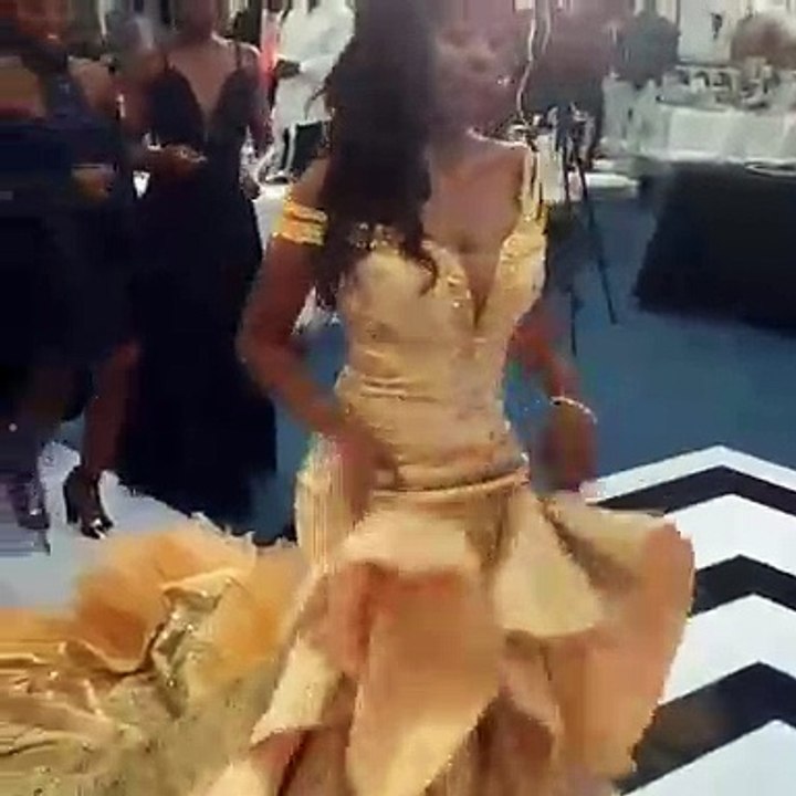 Voici comment toute mariée devrait faire son entrée à son mariage. Grandiose !!