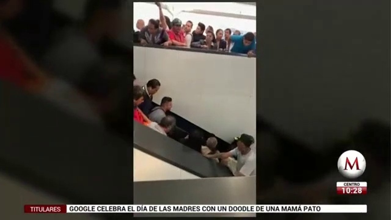Mujer se tropieza en escalera eléctrica en Metro Pantitlán y provoca caos