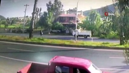 Yolun karşısına geçmeye çalışan yayaya kamyonet böyle çarptı