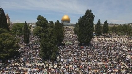 Rezo multitudinario en Jerusalén en el primer viernes de Ramadán