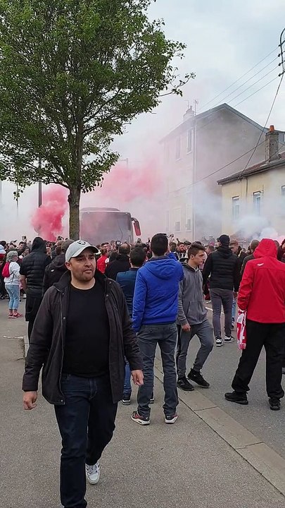 L'arrivée du bus des joueurs de l'ASNL avant le derby contre le FC Metz