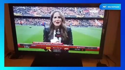 Jornalista toma bolada em transmissão ao vivo