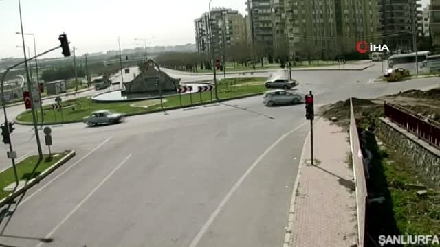 Kırmızı Işık İhlali Yapan Ticari Aracın Başka Bir Araca Çarpma Anı Kamerada