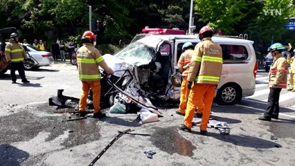 경기 성남 수내동서 SUV·탑차 충돌...2명 부상 / YTN