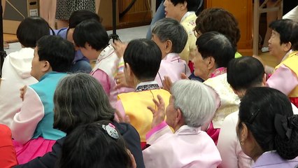 발 씻겨 드리고, 노래 불러 드리고! / YTN