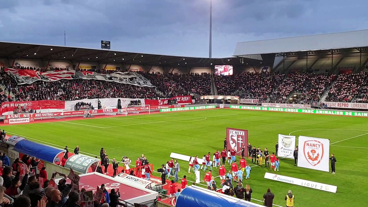 L'entrée des joueurs avant le coup d'envoi du derby ASNL - FC Metz
