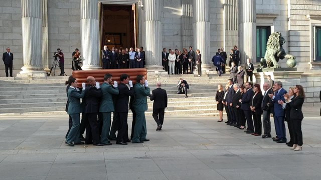 Autoridades reciben el féretro de Rubalcaba