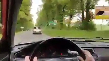 Ce conducteur va avoir une mauvaise surprise en doublant