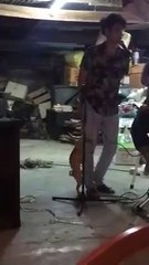 Il chante faux mais a quand même trouvé son public...