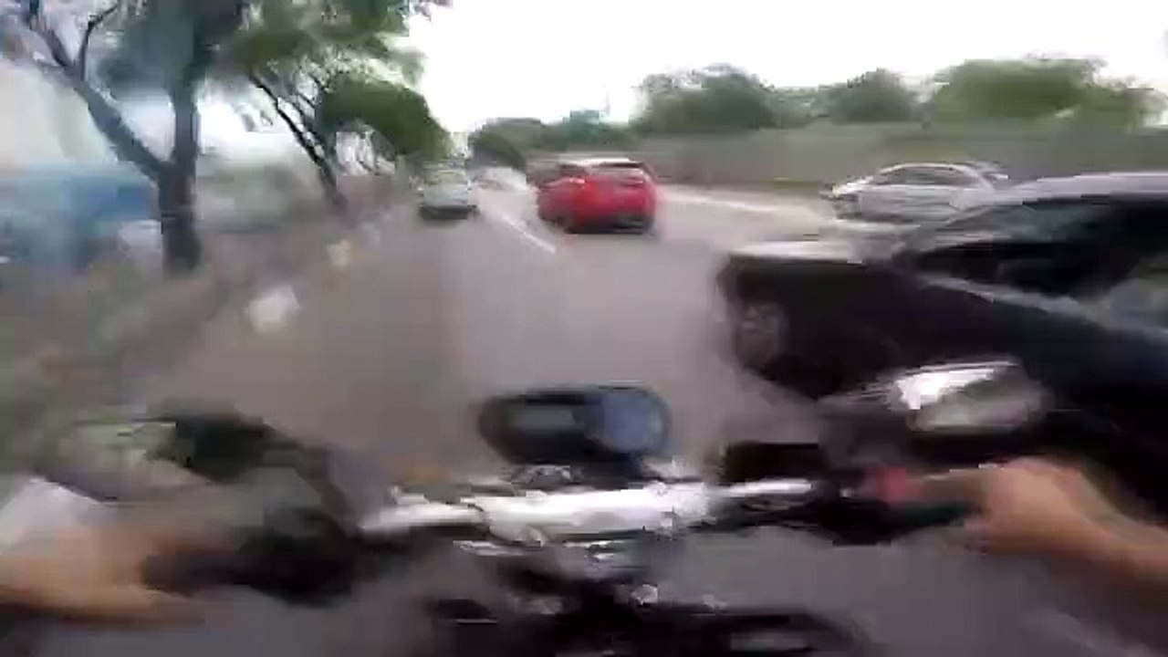 Un biker prend d'énormes risques en roulant comme un fou en pleine ville !