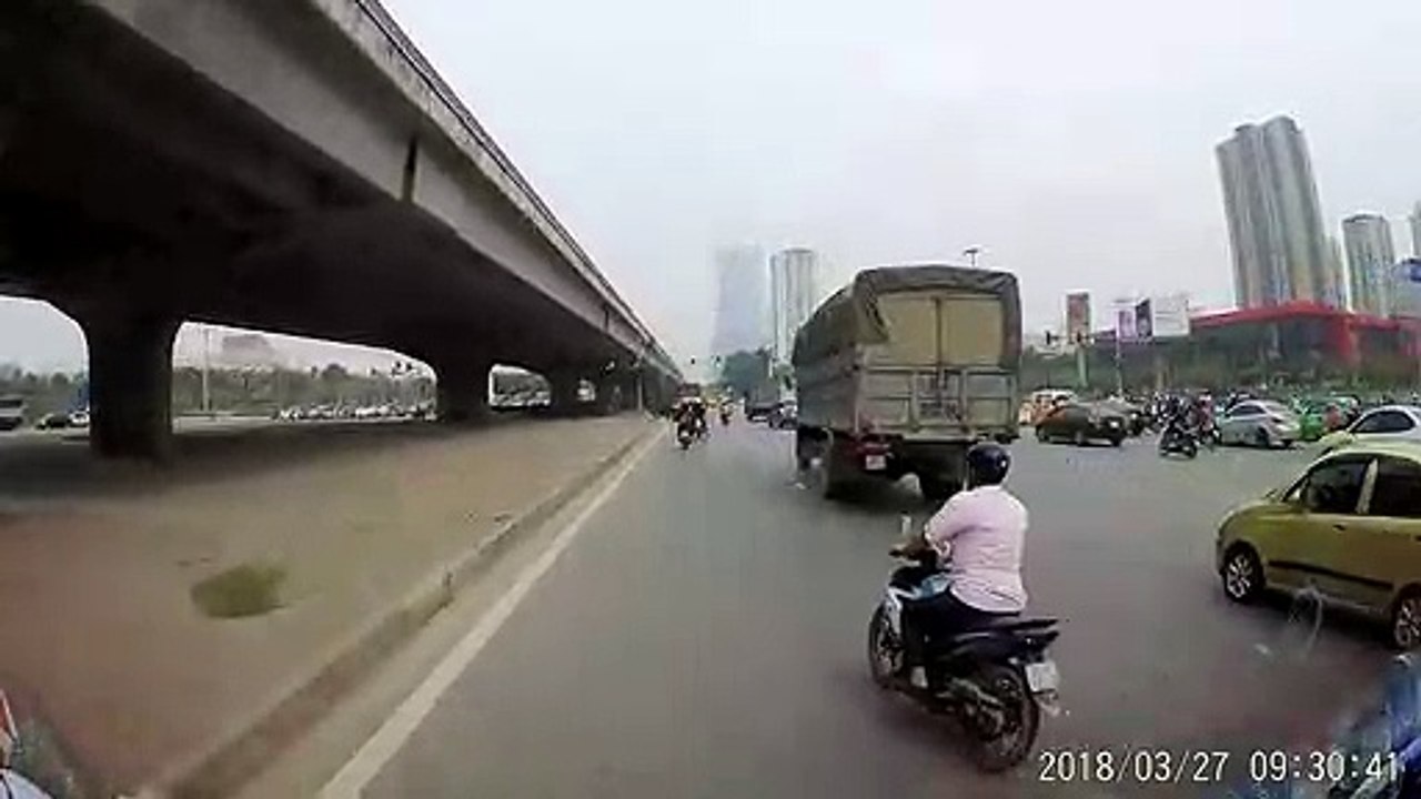 Il chute en scooter et va avoir énormément de chance