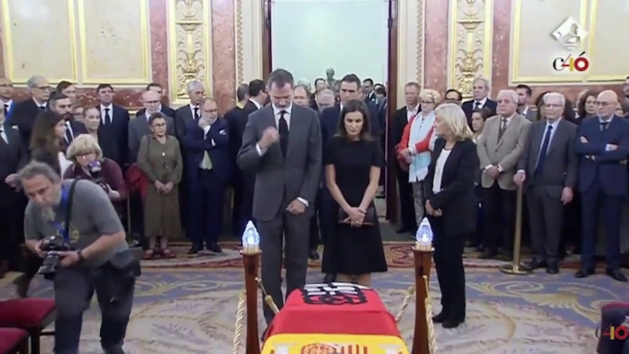 El Rey acude a la capilla ardiente de Rubalcaba