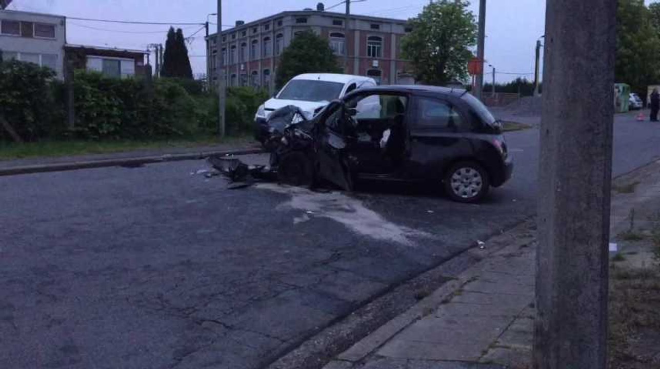 LIEGE - Flémalle - Accident de voitures rue des Priesses