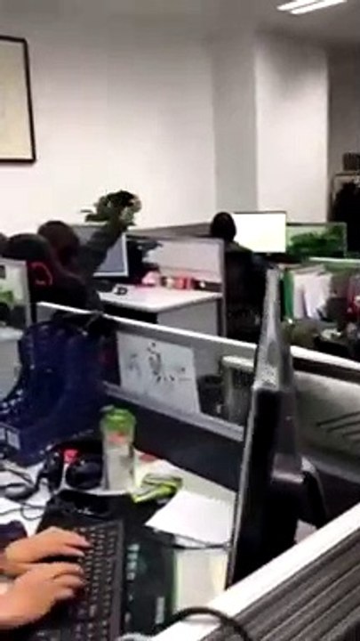 Découvrez cette technique bizarre mais efficace pour mettre un sac plastique sur une poubelle