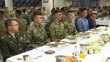 Milli Savunma Bakanı Akar, Mehmetçikle iftar yaptı