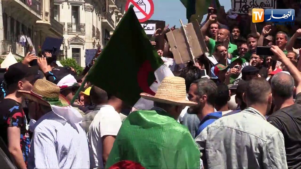 الحراك الشعبي: مسعفون في خدمة المتظاهرين مع مشق...