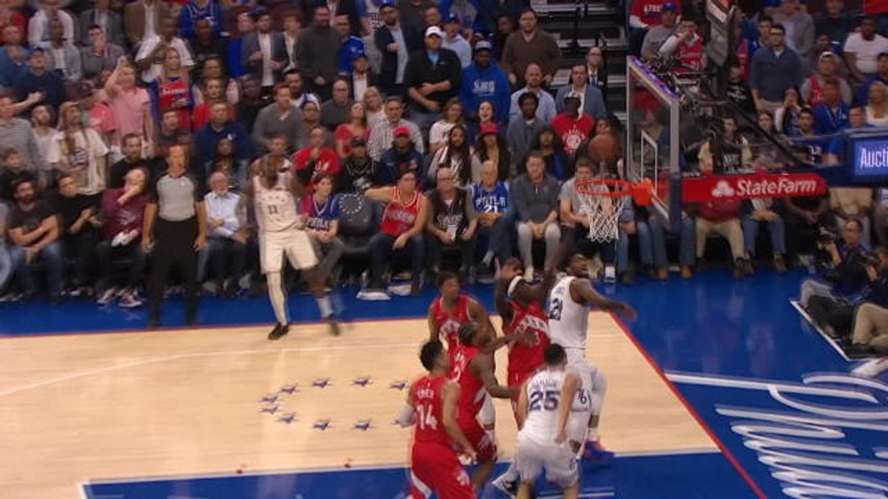 Simmons makes one-handed put-back dunk in 76ers win