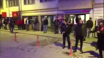 Eski sevgilisi ve ev arkadaşlarını darbeden kişiyi mahallelinin elinden polis kurtardı