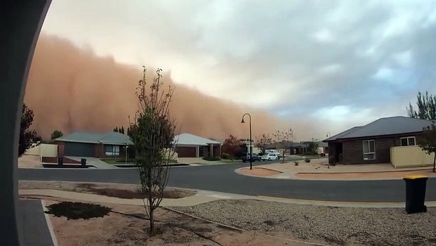 Cette tempête de sable plonge dans le noir une ville