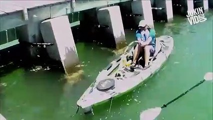 En kayak il pêche un monstre impossible à remonter _ mérou géant