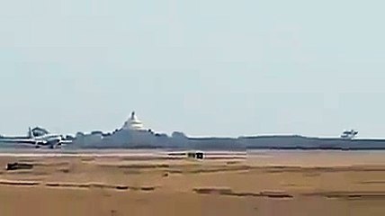 முன்புற டயர் இல்லாமல் உரசியபடி தரையிறங்கிய விமானம்-வீடியோ