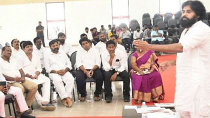 రివ్యూ మీటింగులో అభిమానులకు షాకింగ్ న్యూస్ చెప్పిన పవన్ కళ్యాణ్! || Oneindia Telugu