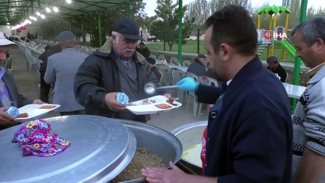 Kümbetliler eski geleneklerini sürdürüyor, Ramazan ayı boyunca iftar yemeği veriyor