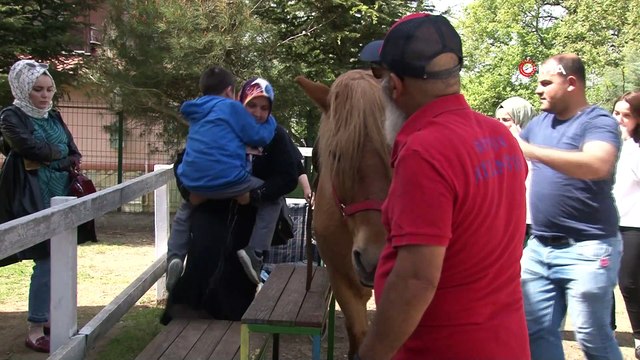Kas hastası oğlunu ihtiyaçlarını gidermek için her gün kucağında taşıyor, tedavisi için ayda 300 kilometre yol gidiyor