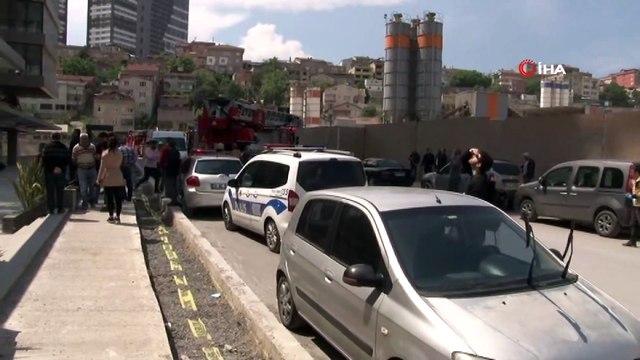 Göztepe’de 20 katlı bir binada dış cephe temizliği yapan işçilerin altındaki iskelenin düşmesi sonucu 2 işçi asılı kaldı.
