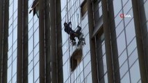 Göztepe’de 23 katlı bir binada dış cephe temizliği yapan işçilerin altındaki iskelenin düşmesi sonucu 16. katta asılı kalan iki işçi itfaiye ekiplerince kurtarıldı