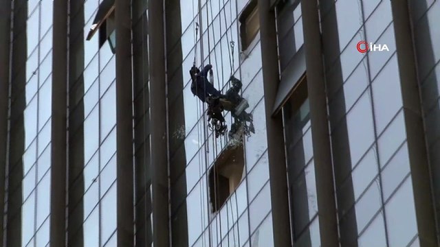 Göztepe’de 23 katlı bir binada dış cephe temizliği yapan işçilerin altındaki iskelenin düşmesi sonucu 16. katta asılı kalan iki işçi itfaiye ekiplerince kurtarıldı