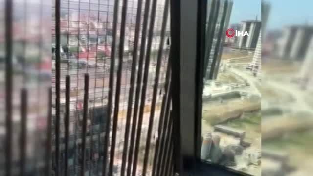 Göztepe'de 20 Katlı Bir Binada Dış Cephe Temizliği Yapan İşçilerin Altındaki İskelenin Düşmesi...