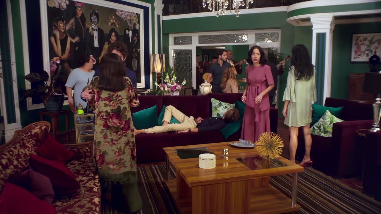 Casa de las Flores - El mariachi y el baile sin camisa - Manolo Caro Escenas Post-Créditos