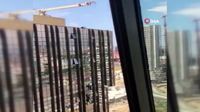 Göztepe’de 23 katlı bir binada dış cephe temizliği yapan işçilerin altındaki iskelenin düşmesi sonucu 16. katta asılı kalan iki işçi itfaiye ekiplerince kurtarıldı