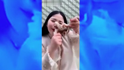 Horreur : presque impossible à retirer, cette pieuvre reste agrippée au visage d’une jeune femme