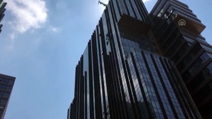 Gökdelenin camlarını silerken asılı kalan işçiler kurtarıldı - İSTANBUL