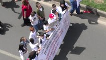 Diyarbakır'da Engelliler 'Engel Olma Destek Ol' Sloganıyla Yürüdü