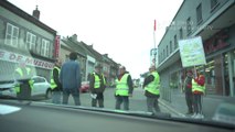 Des gilets jaunes bloquent une rue de Revin et rencontrent une équipe de BFMTV en voiture