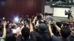 Hong Kong'da milletvekilleri birbirine girdi