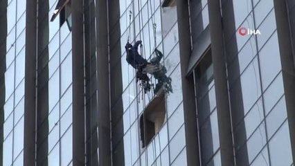 Göztepe'de 23 Katlı Bir Binada Dış Cephe Temizliği Yapan İşçilerin Altındaki İskelenin Düşmesi...