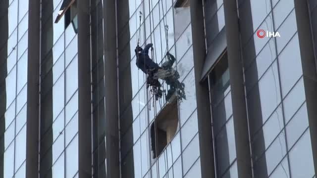 Göztepe'de 23 Katlı Bir Binada Dış Cephe Temizliği Yapan İşçilerin Altındaki İskelenin Düşmesi...