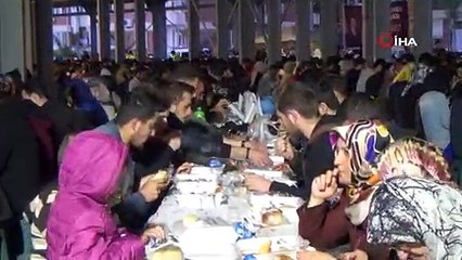 İFTAR ARTIKLARI SOKAK HAYVANLARINA GİDİYOR