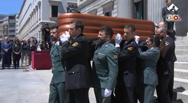 El féretro con los restos mortales de Rubalcaba sale del Congreso