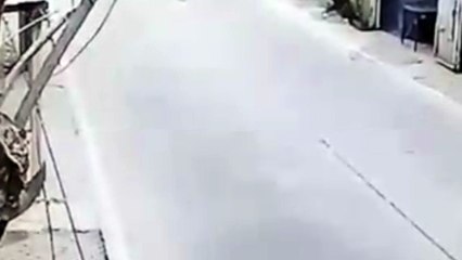 رعب أم مات رضيعها دهسا تدحرجت عربته أسفل شاحنة ضخمة بسبب مكالمة هاتف