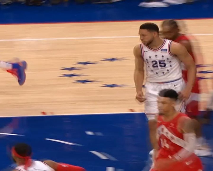 لقطة: كرة سلة: سيمونز يتابع ويسجّل سلّة ساحقة بيد واحدة خلال فوز سفنتي سيكسرز