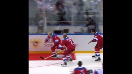 Triomphant à un match de hockey, Vladimir Poutine chute pendant le tour d'honneur
