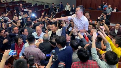 Hongkong: Auslieferungsgesetz führt zu Rangelei im Parlament